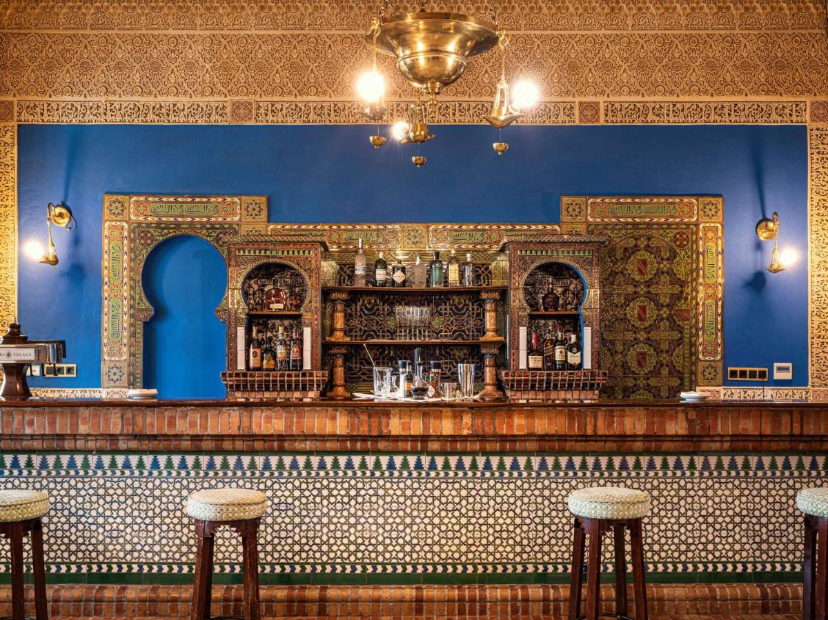 El salón o zona de bar de Alhambra Palace Hotel