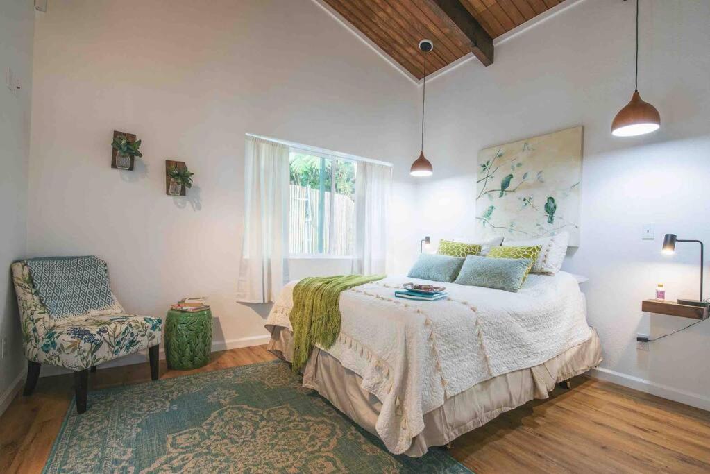 Romantic Retreat, Relax at Hot-tub, Indoor & Outdoor shower, firepit, 5 min to Hawaii Volcano park - Housity