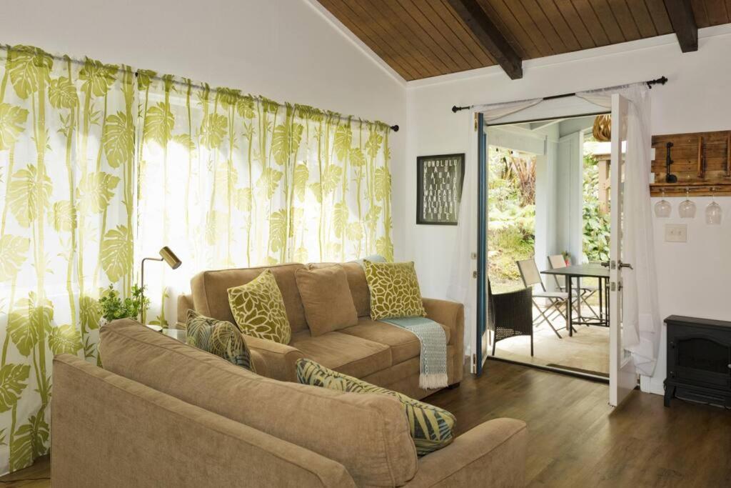 Romantic Retreat, Relax at Hot-tub, Indoor & Outdoor shower, firepit, 5 min to Hawaii Volcano park - Housity