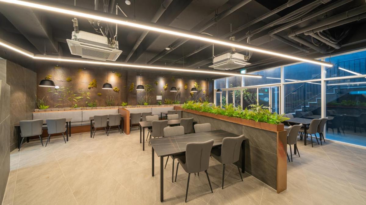 Sharp & Flat Hotel - Housity