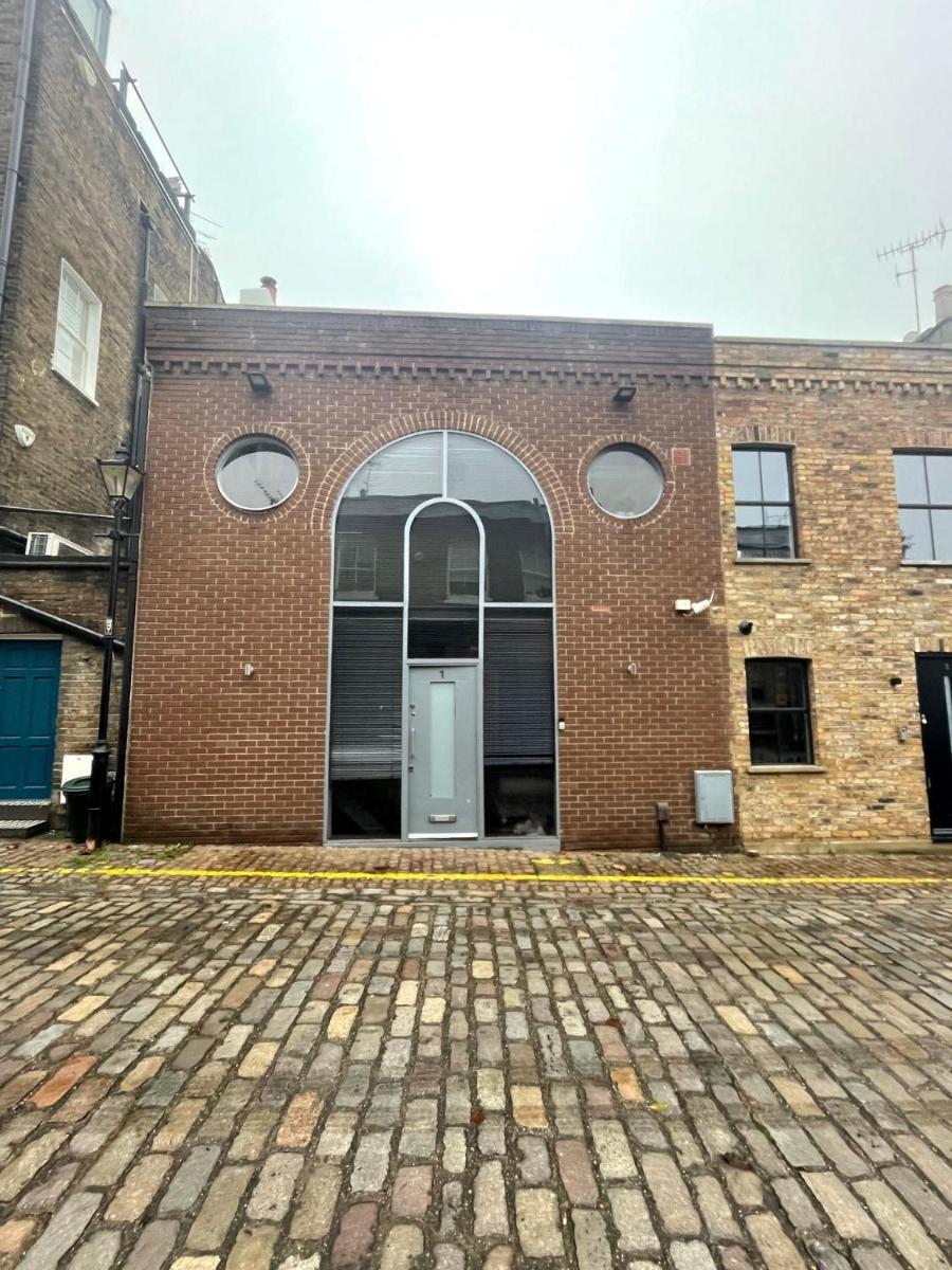 Modern self-contained Ground and Basement studios - Housity