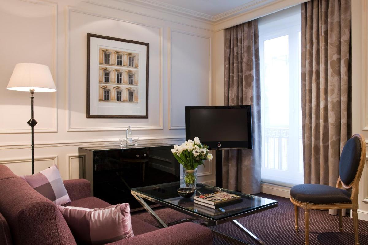 Télévision ou salle de divertissement dans l'établissement Grand Hôtel Du Palais Royal