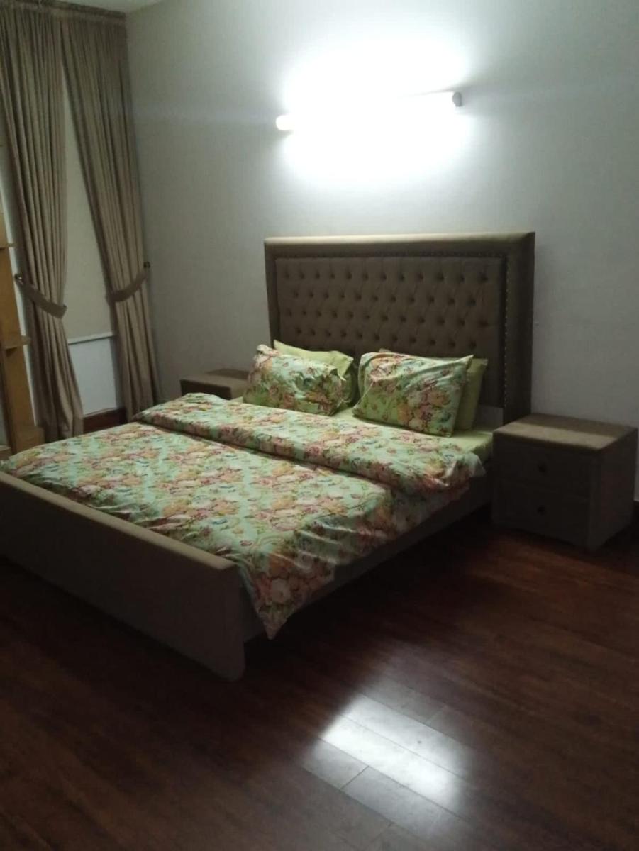 Royal One Bed Attach Bath Room F 10 - Housity