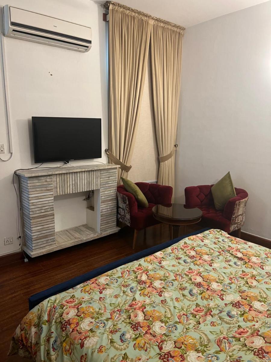 Royal One Bed Attach Bath Room F 10 - Housity
