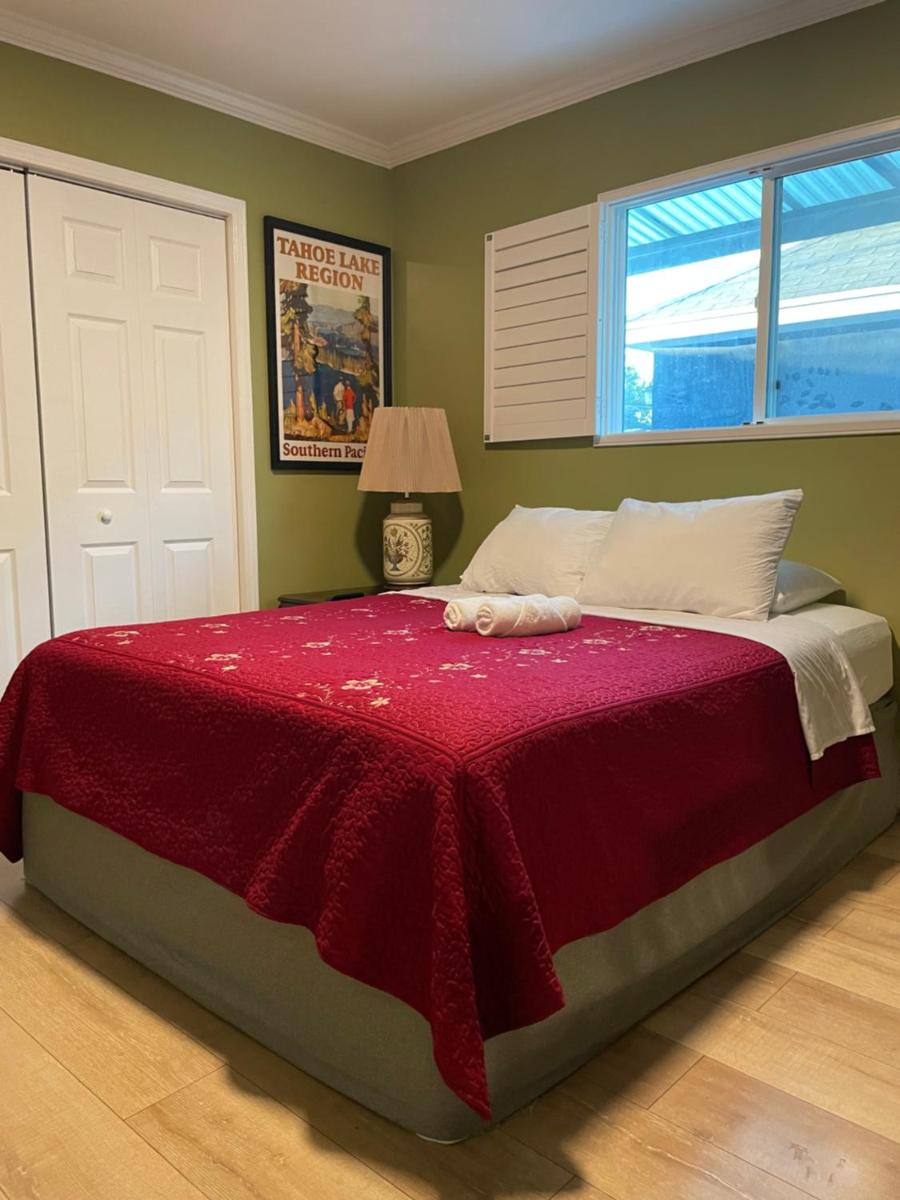Private LA Bedroom w Private Half-Bathroom - AC - WIFI - Private Fridge -Smart TV - Housity