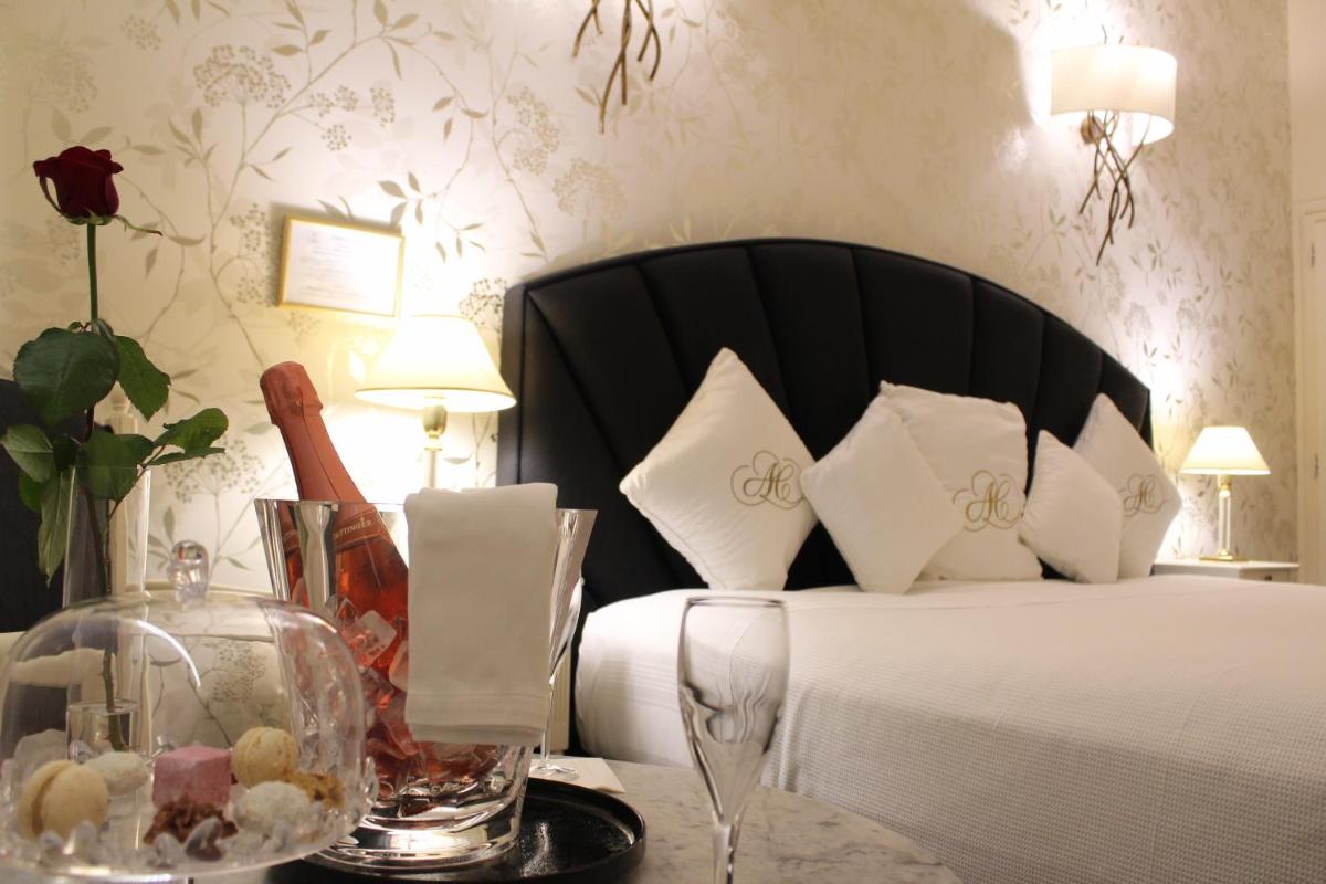 Un ou plusieurs lits dans un hébergement de l'établissement Auberge de Cassagne & Spa