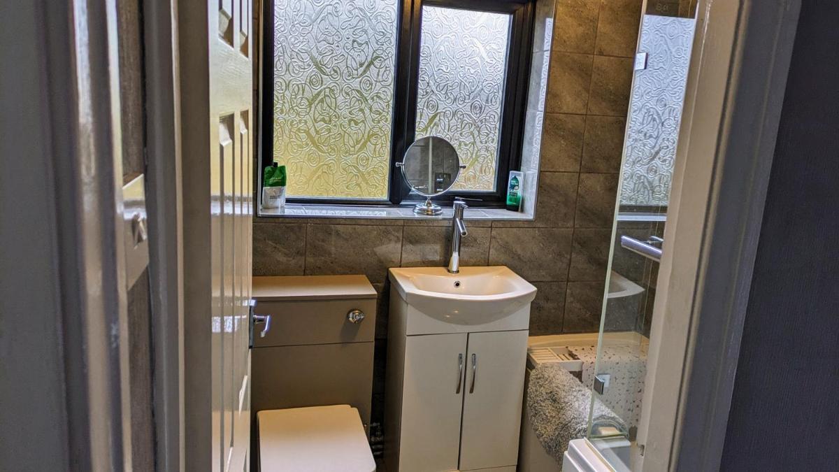 Summerhill, Wrexham - Key Worker friendly - Hizvo