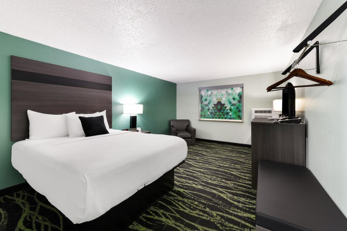 Baymont Inn & Suites by Wyndham - Housity