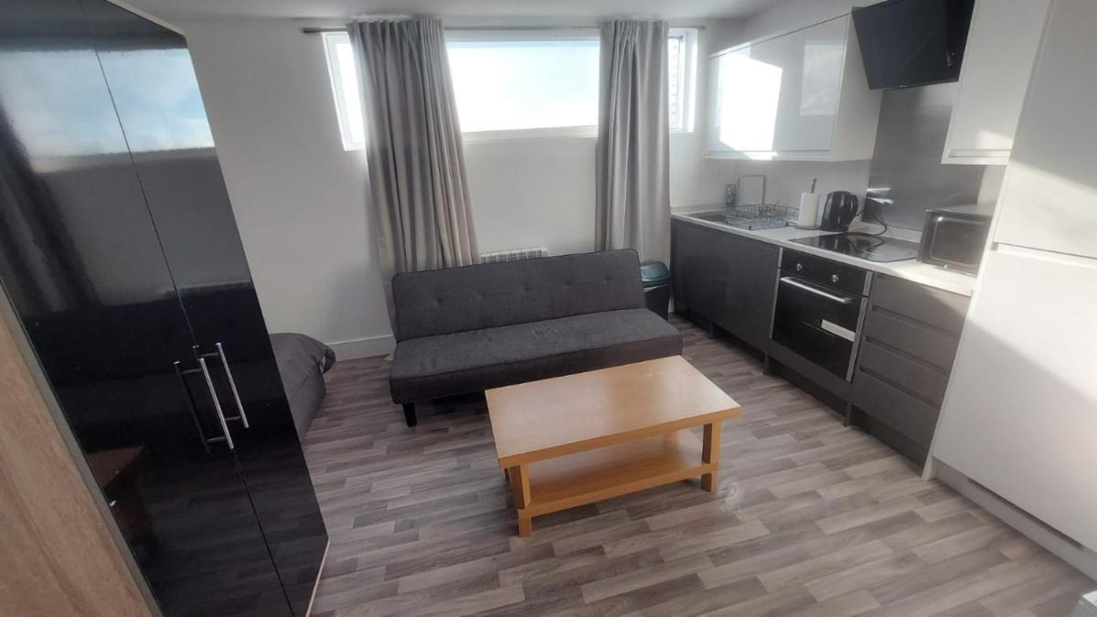 Spacious Studio Maidstone - Redecorated Oct 2023 - Housity