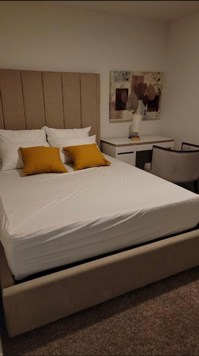 Cozy Room in a quiet house for professionals / Business Travel - Housity