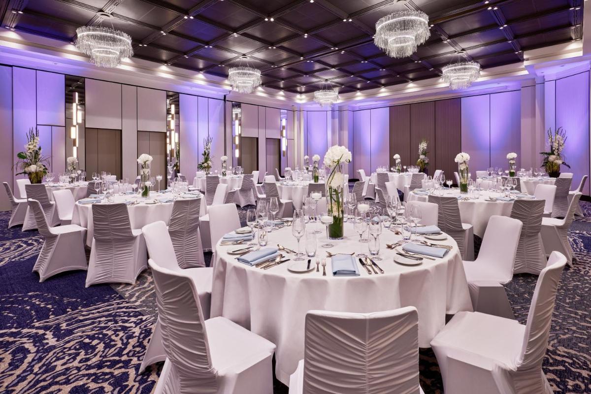 einen Ballsaal mit weißen Tischen, Stühlen und Kronleuchtern in der Unterkunft The Westin Grand Frankfurt in Frankfurt am Main + 37 Fotos einen Ballsaal mit weißen Tischen, Stühlen und Kronleuchtern in der Unterkunft The Westin Grand Frankfurt in Frankfurt am Main + 37 Fotos