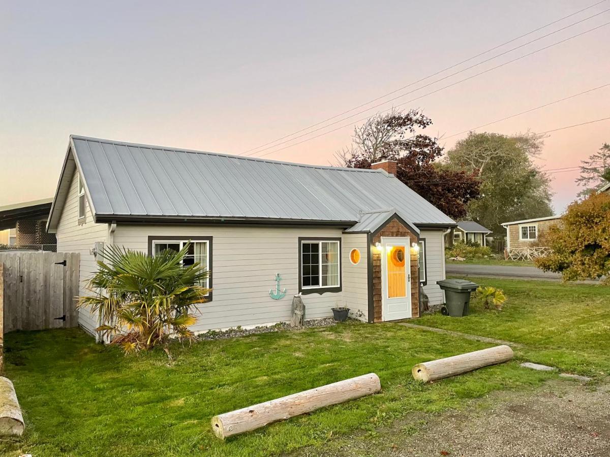 Waddle on Inn- Hot Tub, Pet Friendly, Fully Fenced, 5 Blocks to Beach! - Housity
