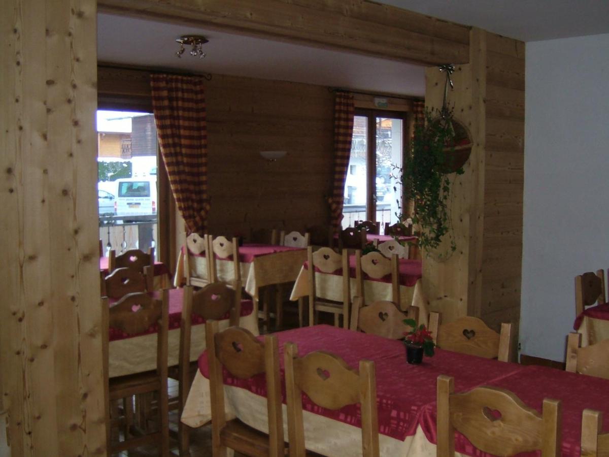 une salle à manger avec une table et des chaises roses dans l'établissement Alpen Roc, à Morzine 30 autres photos