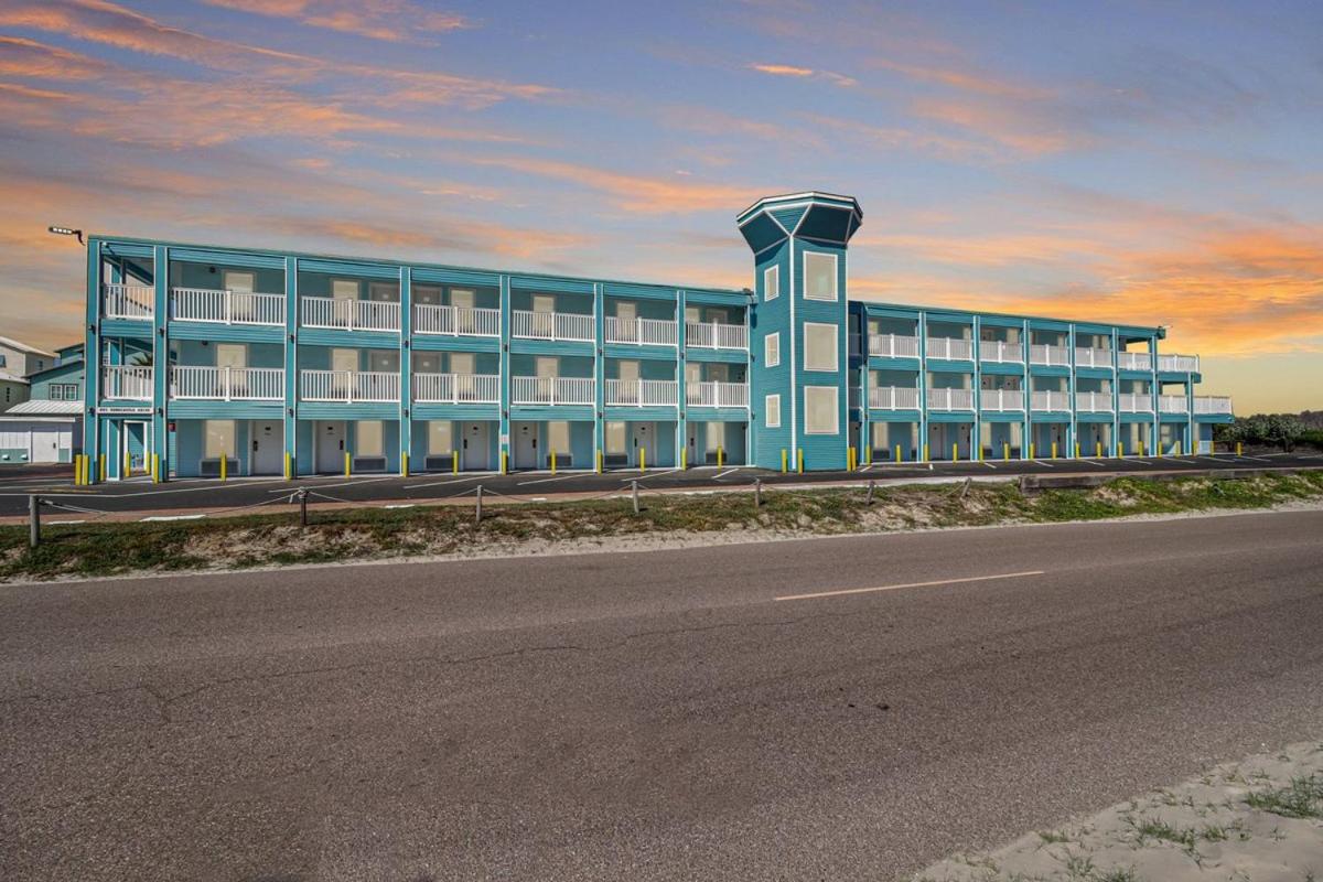 Seaside Boutique Hotel, Waves At Your Doorstep - Housity