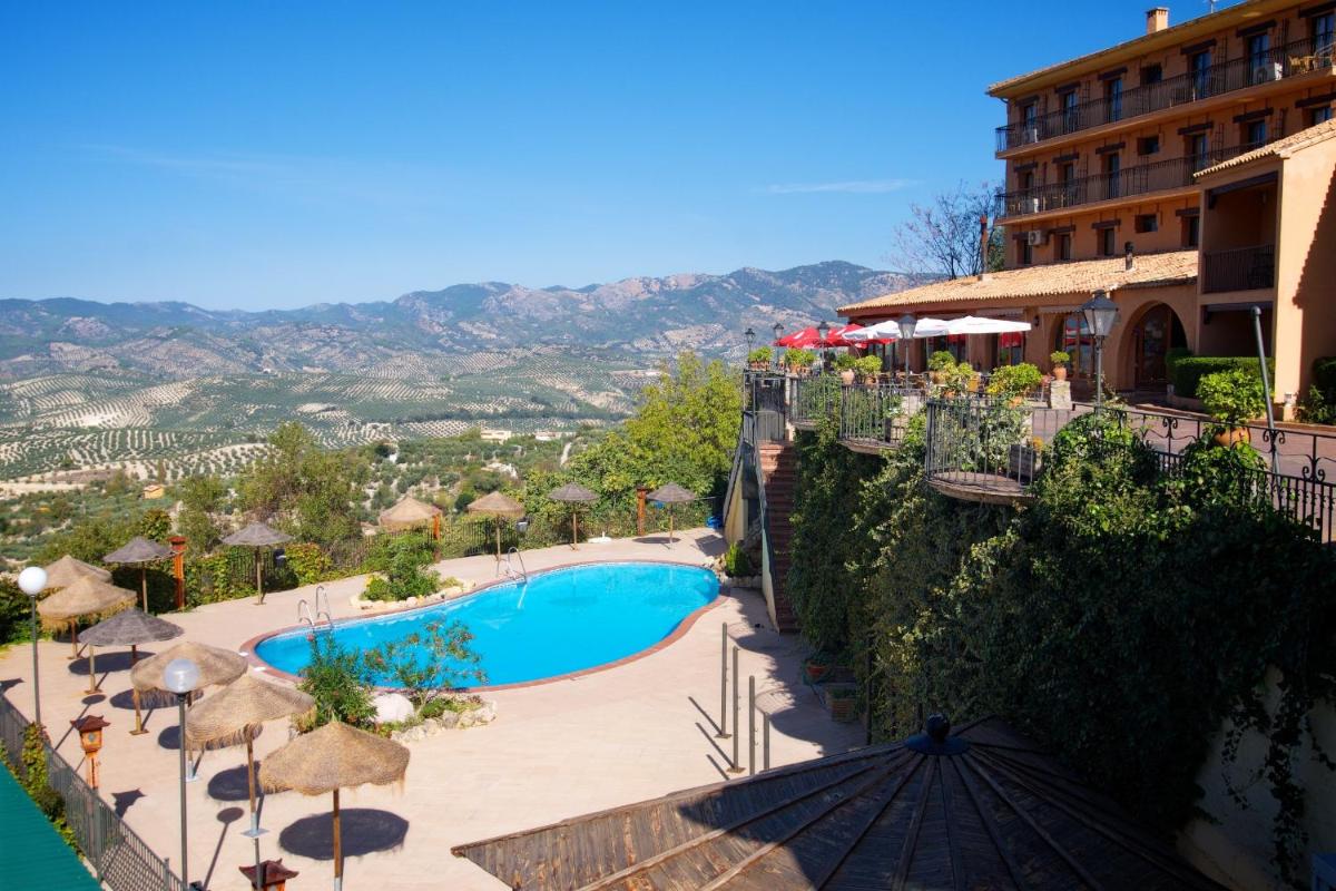 Una vista de un complejo turístico con piscina. en Hotel & Spa Sierra de Cazorla 4*, en Cazorla