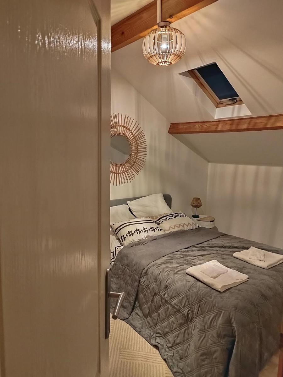 La RIVIERA maison avec rivière et jardin 35Mins de PARIS RER C à 600m pour Tour Eiffel ORLY airport 25km Restaurants et supermarchés proches - Housity