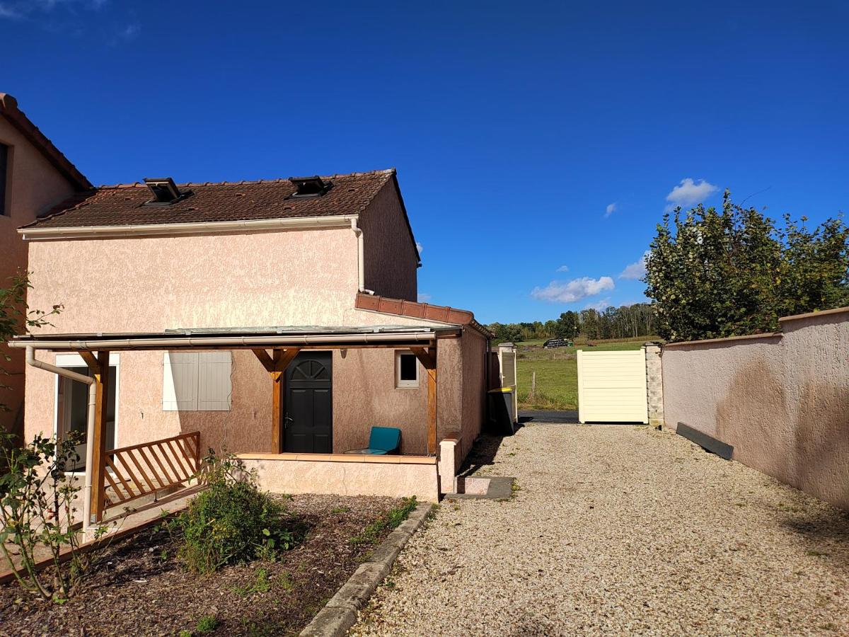 La RIVIERA maison avec rivière et jardin 35Mins de PARIS RER C à 600m pour Tour Eiffel ORLY airport 25km Restaurants et supermarchés proches - Housity