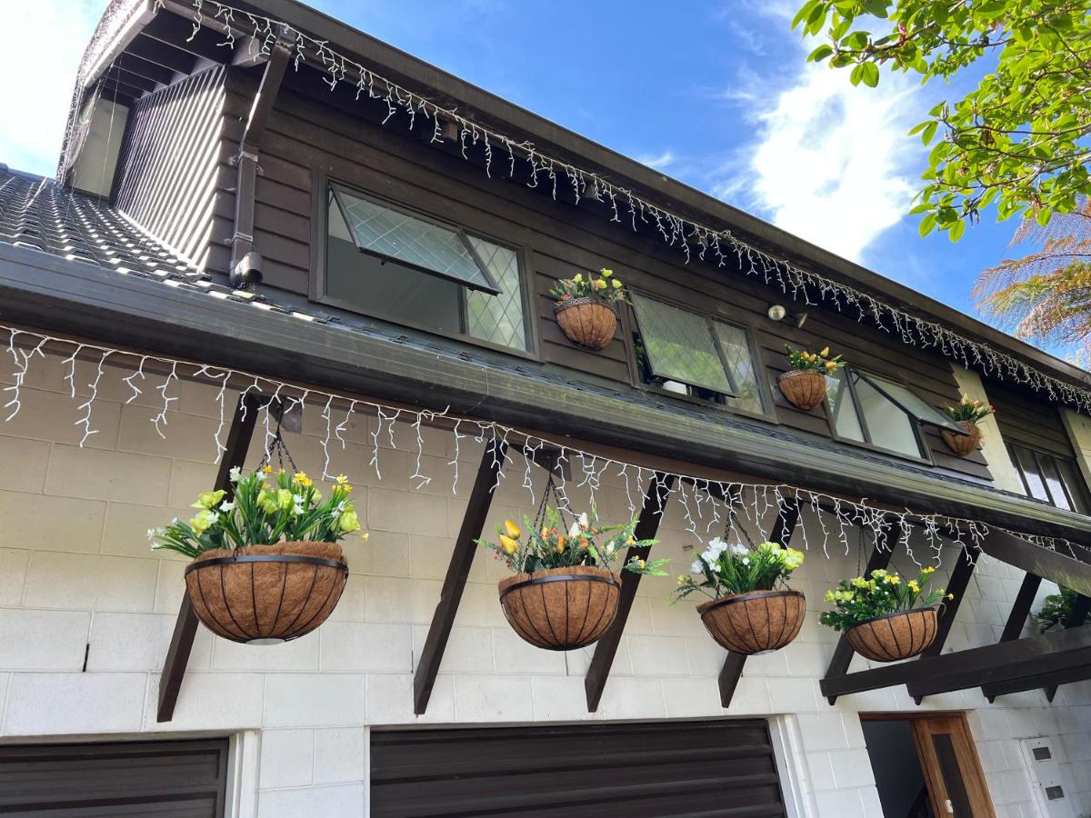 Young Woods Lodge - Housity