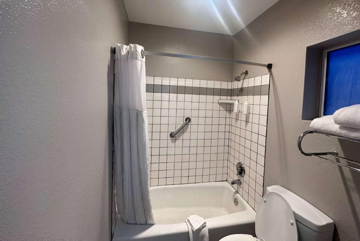 Days Inn by Wyndham Rocklin/Sacramento - Housity