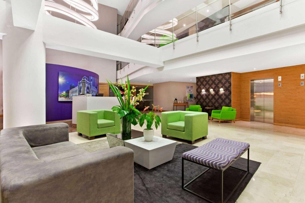 La Quinta by Wyndham Medellin - Housity
