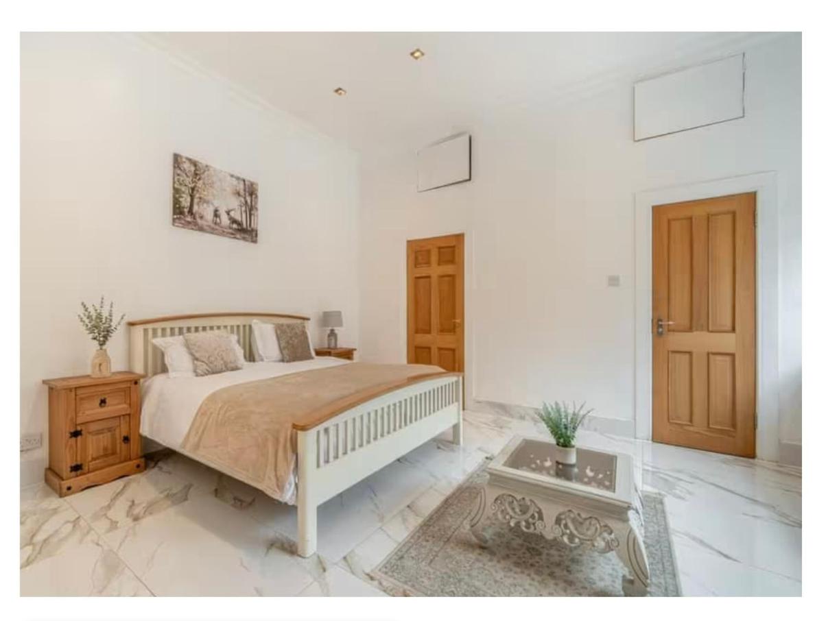 8 bedroom Annexe at Moulton Grange - Housity