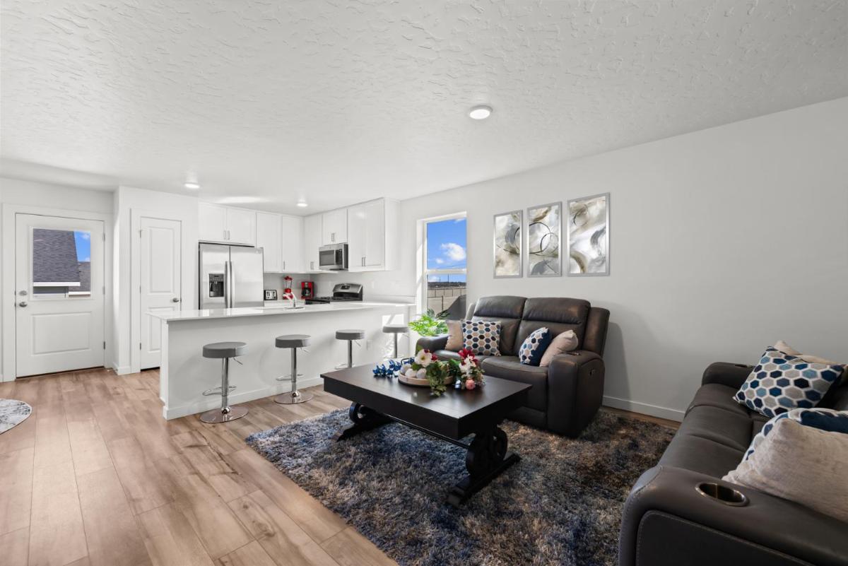 Chic 3BR Haven near Wineries, Lake Lowell & C of I - Ideal for Hiking & Relaxing! - Housity