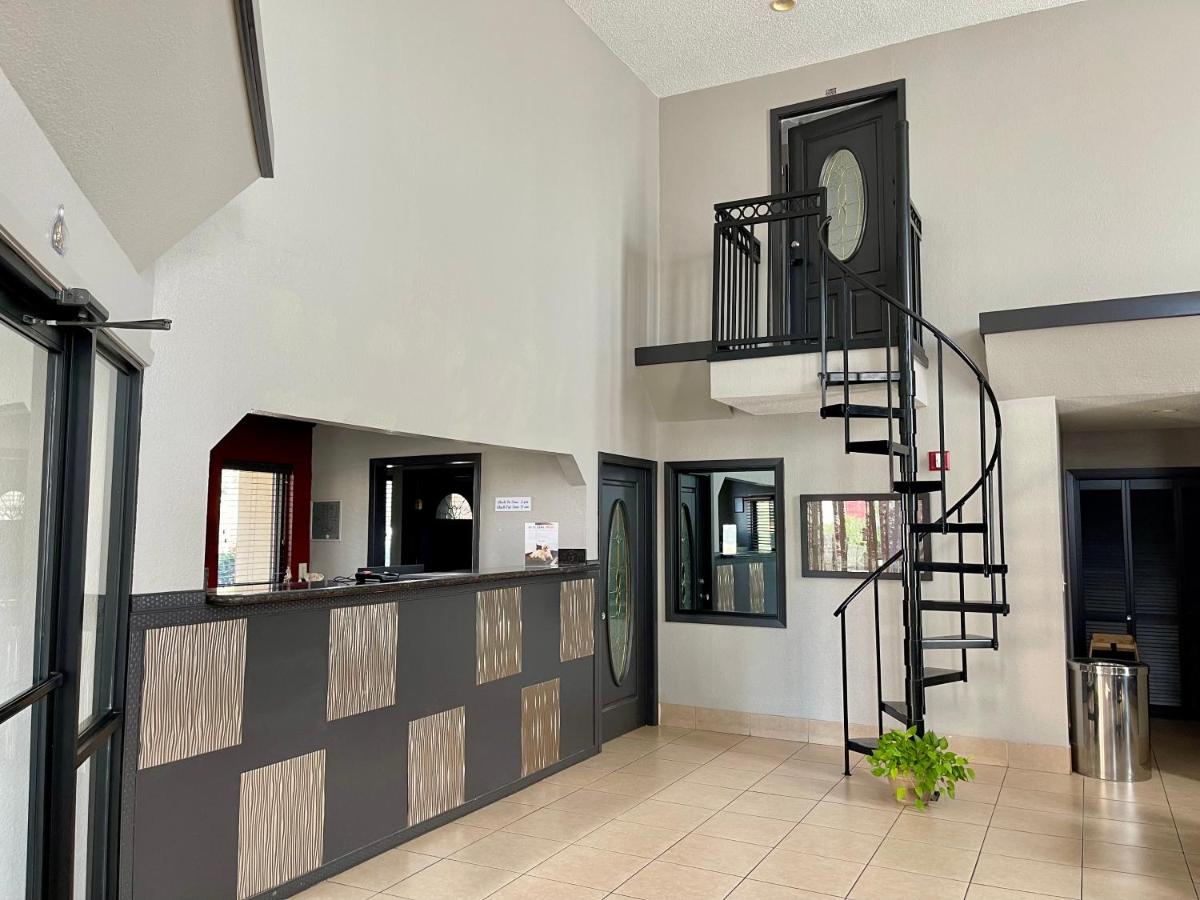 Red Roof Inn and Suites - Housity