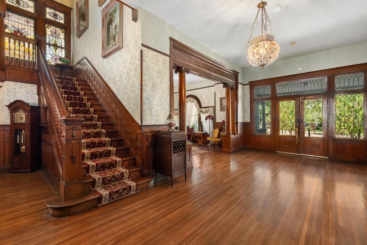 Ross Mansion Bed & Breakfast - Housity