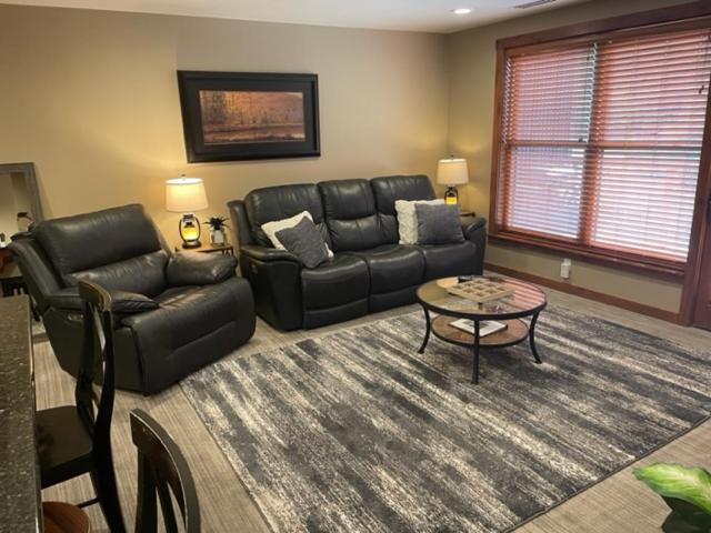 Penthouse Mountain Haven with Community Spa Room - Housity