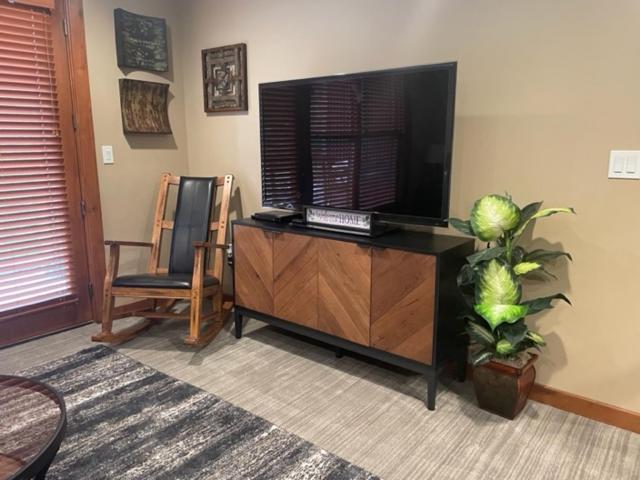 Penthouse Mountain Haven with Community Spa Room - Housity