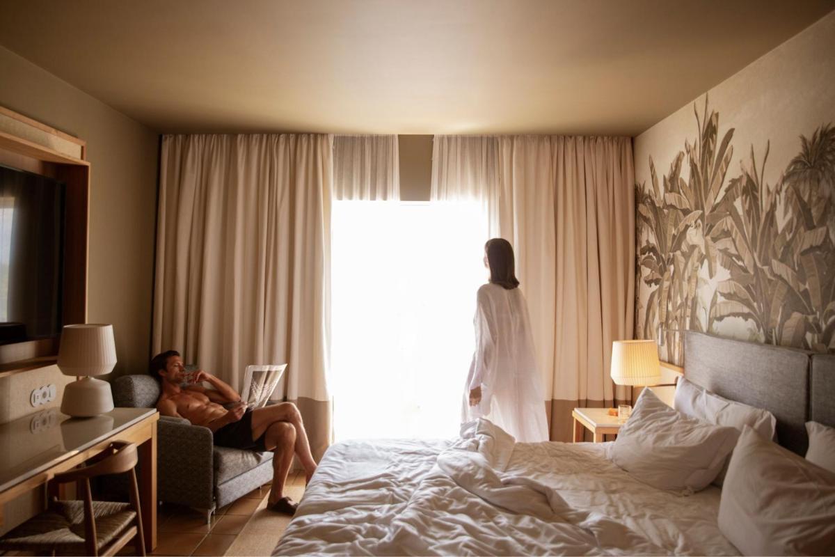 Uma cama ou camas num quarto em Domes Lake Algarve, Autograph Collection