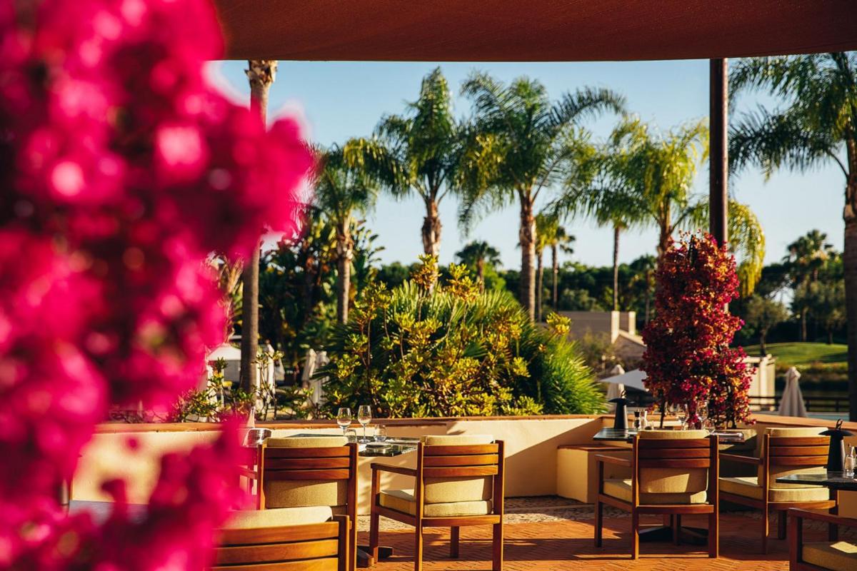 Um jardim no exterior de Domes Lake Algarve, Autograph Collection