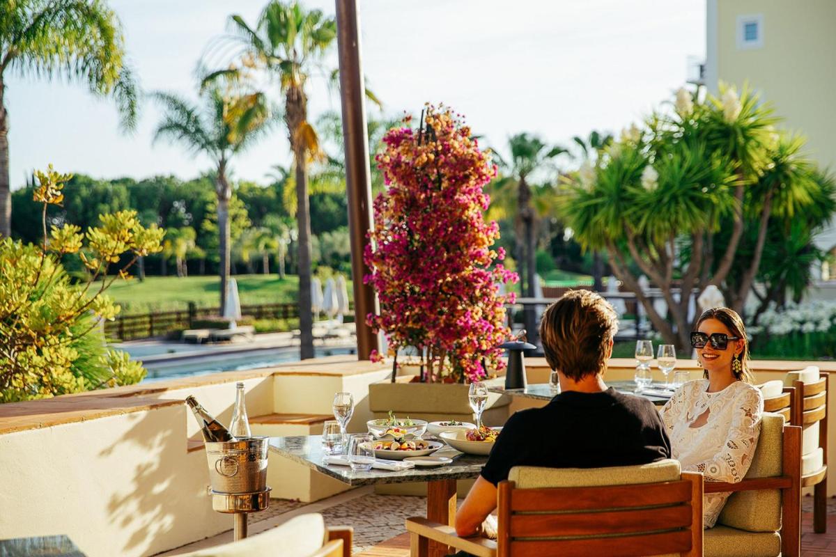Um jardim no exterior de Domes Lake Algarve, Autograph Collection