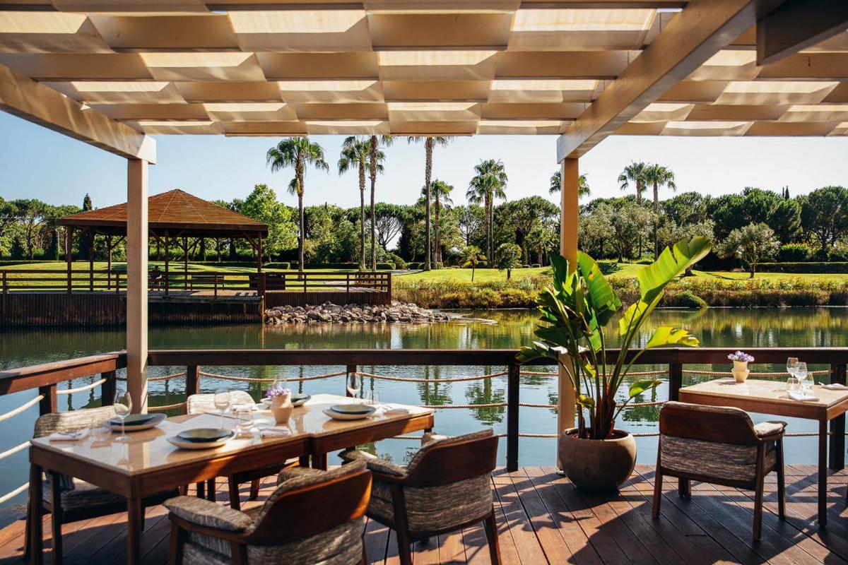 Um restaurante ou outro lugar para comer em Domes Lake Algarve, Autograph Collection