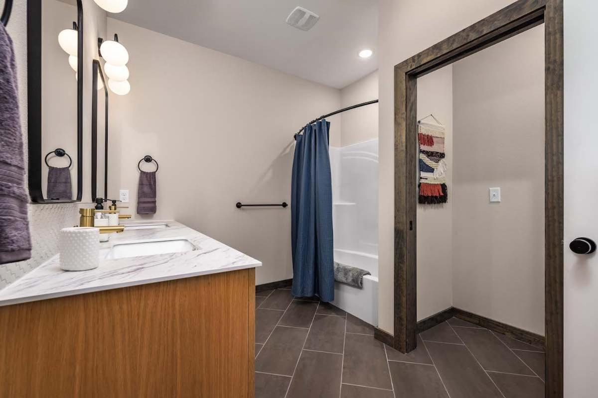 BRAND NEW! FREE amenities and a Gorgeous Lakefront Luxury Cabin with 2 Resort Pools - Housity