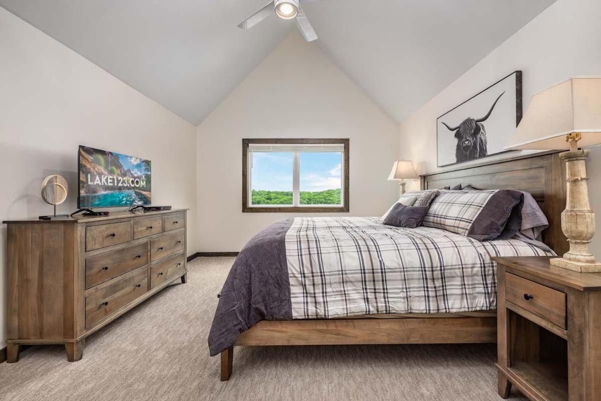 BRAND NEW! FREE amenities and a Gorgeous Lakefront Luxury Cabin with 2 Resort Pools - Housity