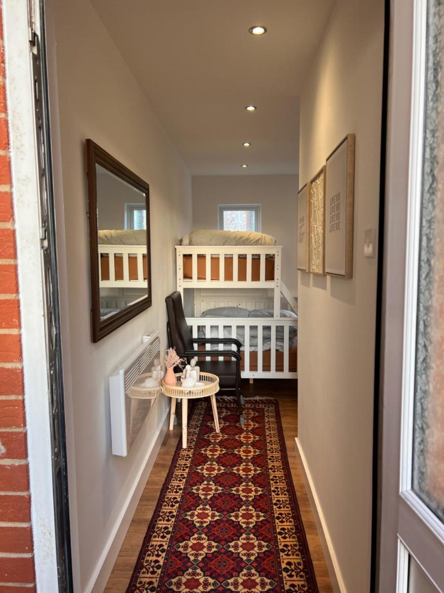 1 Bedroom & Bathroom (No kitchen) (Garden) (Driveway) - Housity