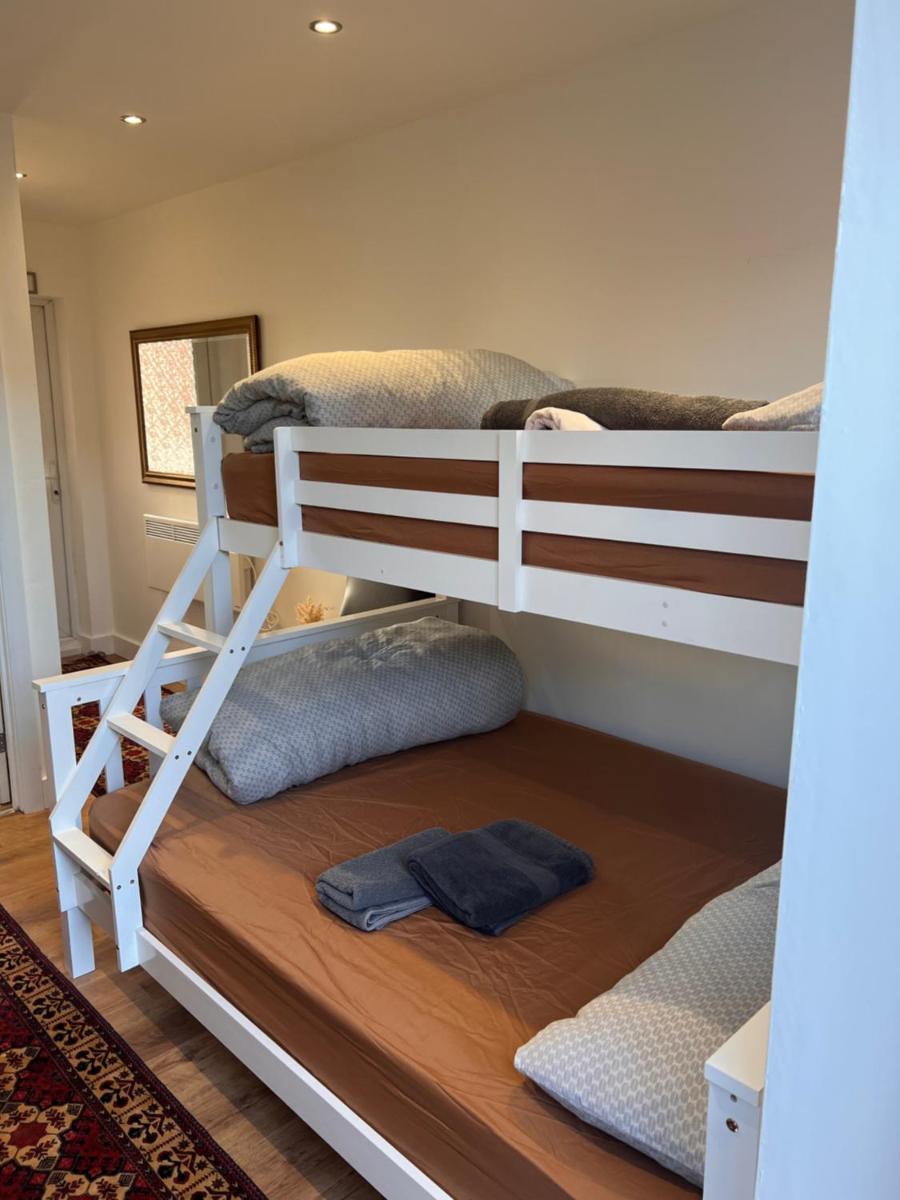 1 Bedroom & Bathroom (No kitchen) (Garden) (Driveway) - Housity