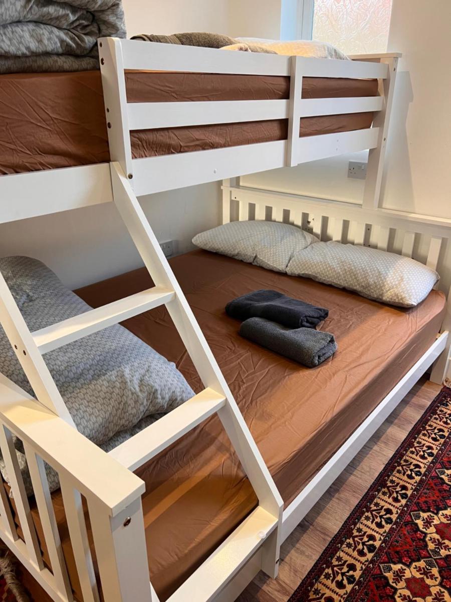 1 Bedroom & Bathroom (No kitchen) (Garden) (Driveway) - Housity