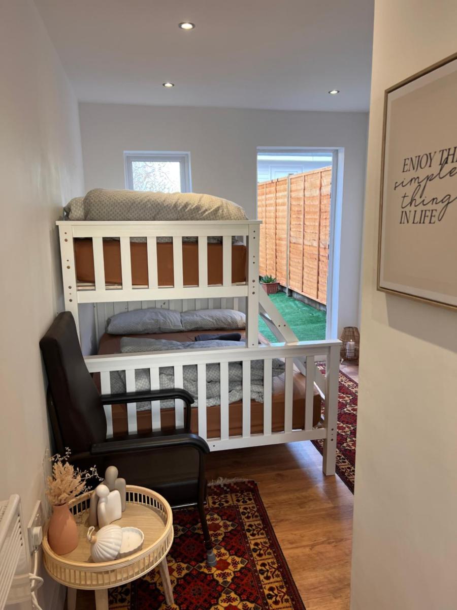1 Bedroom & Bathroom (No kitchen) (Garden) (Driveway) - Housity
