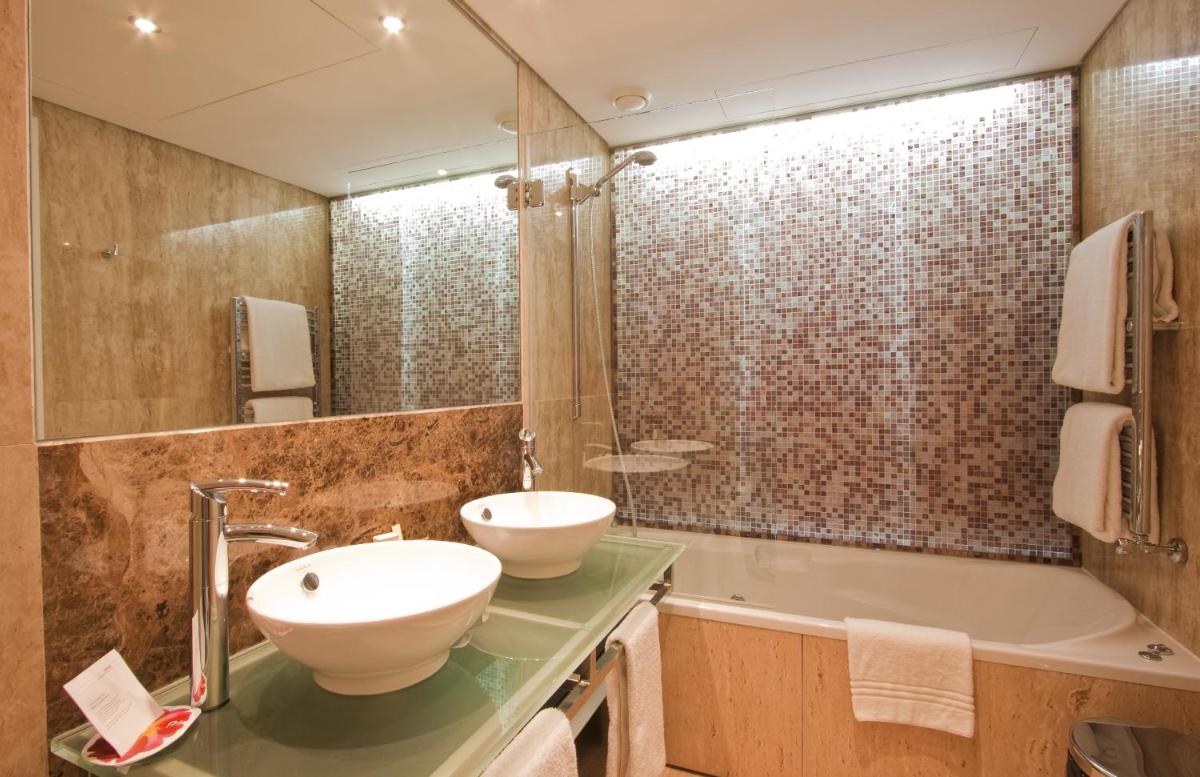 Uma casa de banho em As Cascatas Golf Resort & Spa