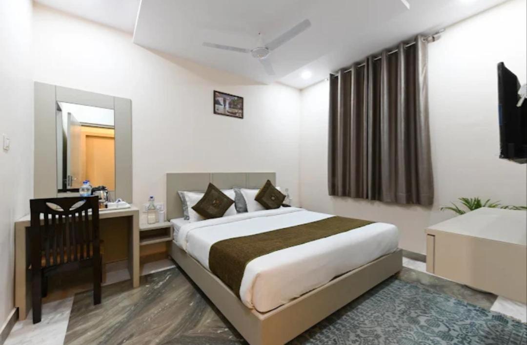 Hotel Taj Holiday - Housity