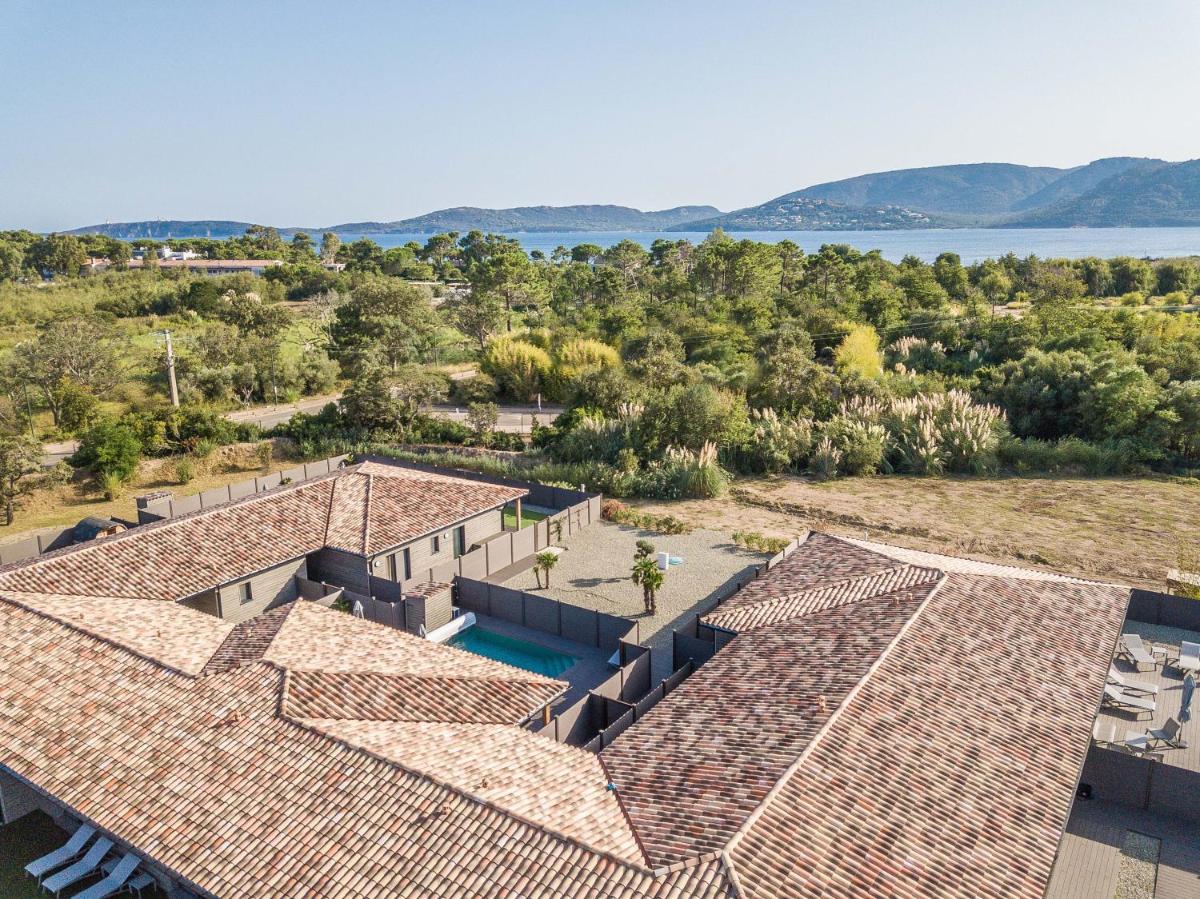 vue aérienne d'une maison avec des toits dans l'établissement Résidence Pierre & Vacances Premium Vesna Rossa, à Porto-Vecchio 29 autres photos