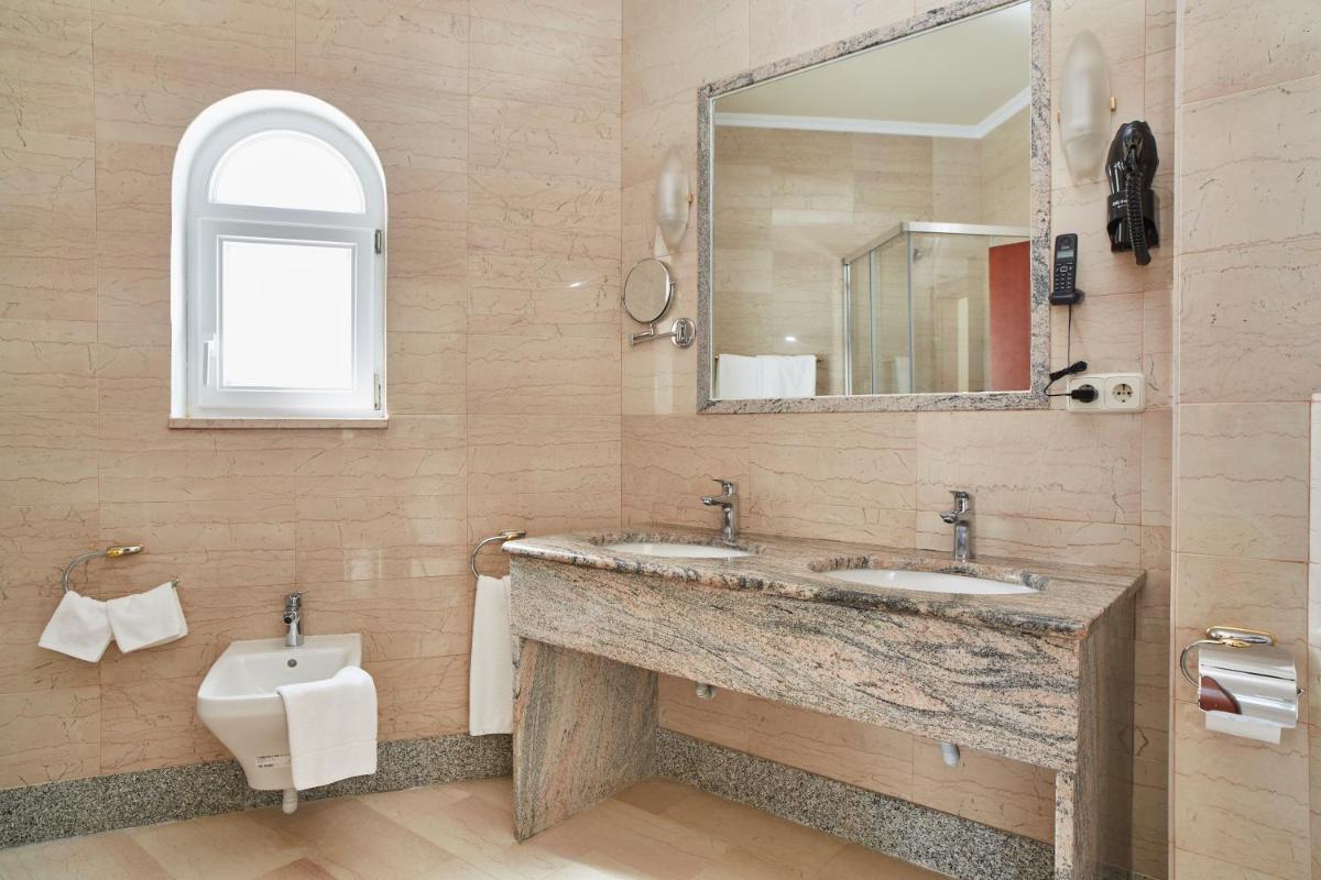 Un baño de Grand Hotel Palladium Santa Eulalia del Río