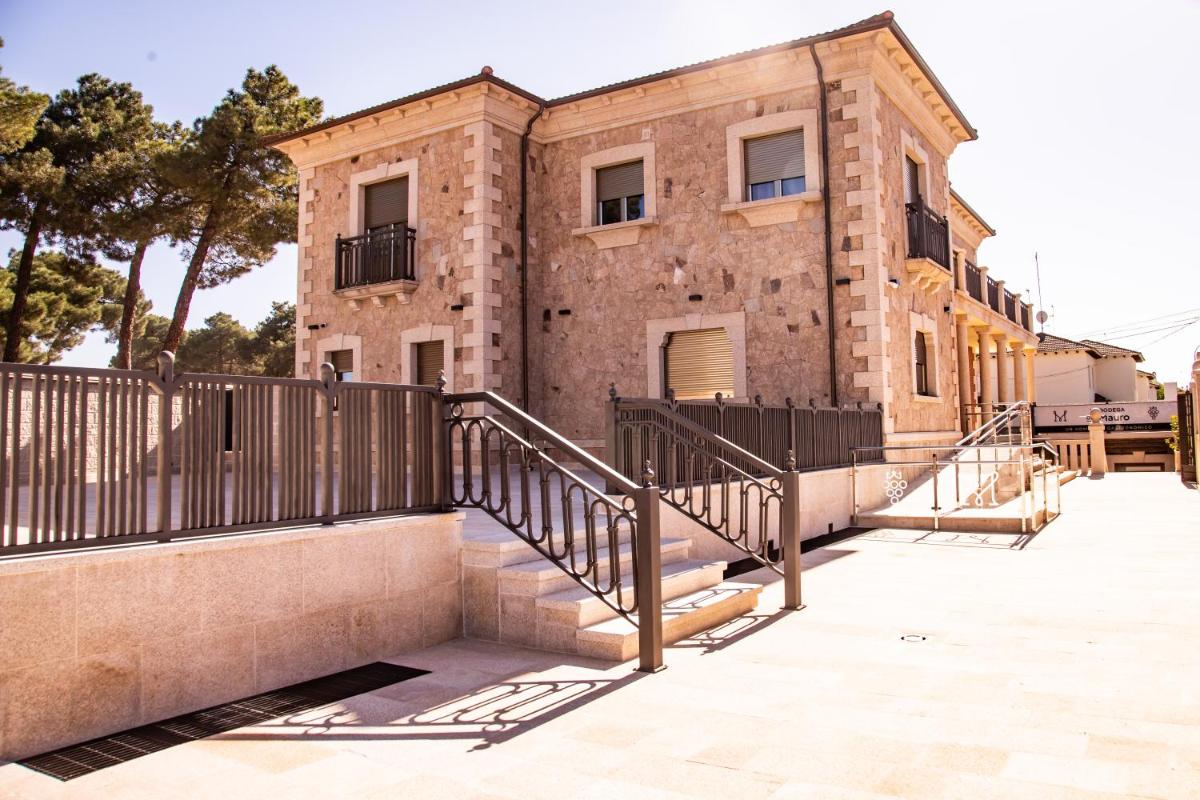 un edificio con una puerta y escaleras delante en Hotel Spa Viña Real, en Arévalo