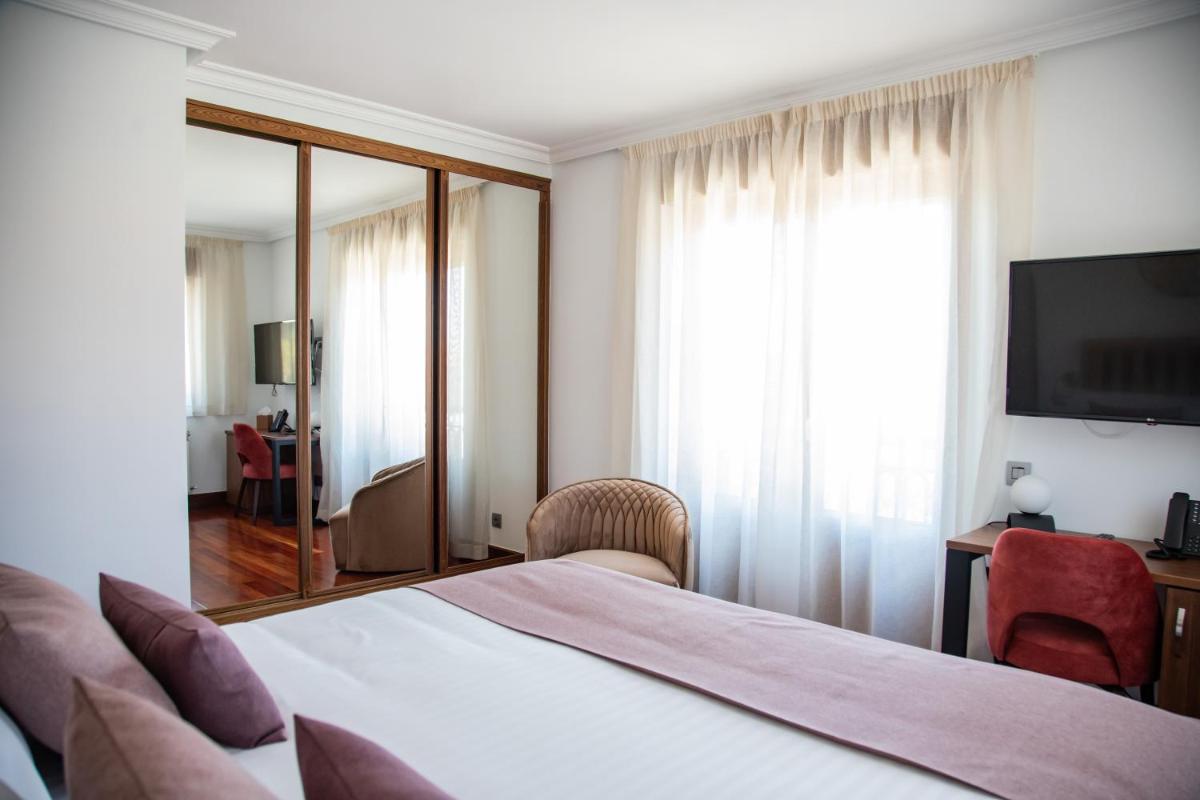 Una televisión o centro de entretenimiento en Hotel Spa Viña Real