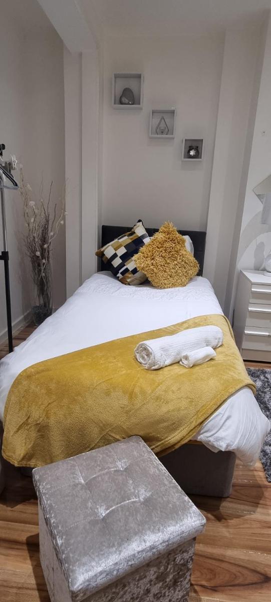 Beautiful Rooms with free on street parking in Sydenham - Housity