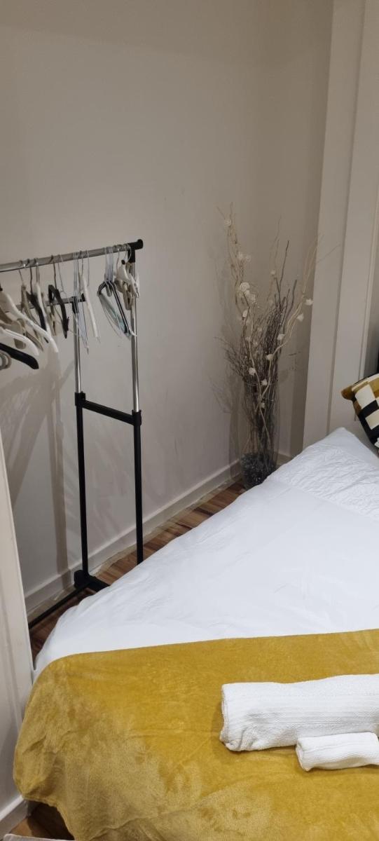Beautiful Rooms with free on street parking in Sydenham - Housity