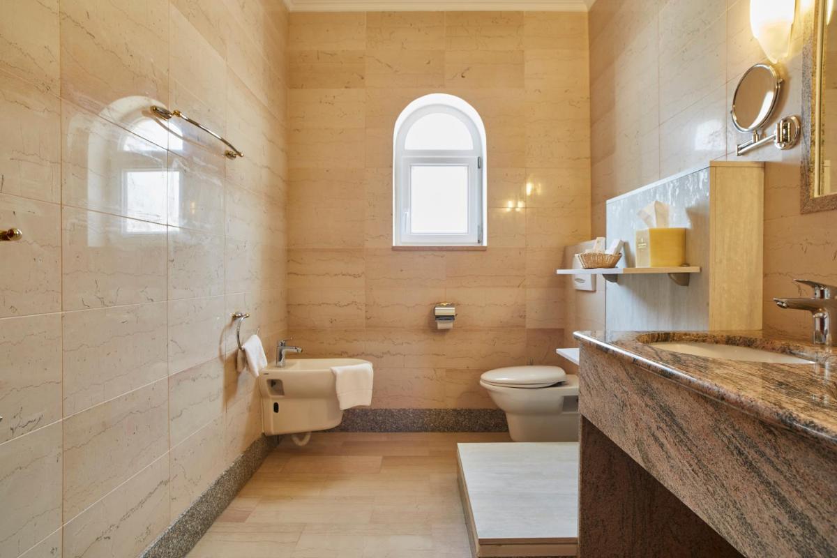 Un baño de Grand Hotel Palladium Santa Eulalia del Río