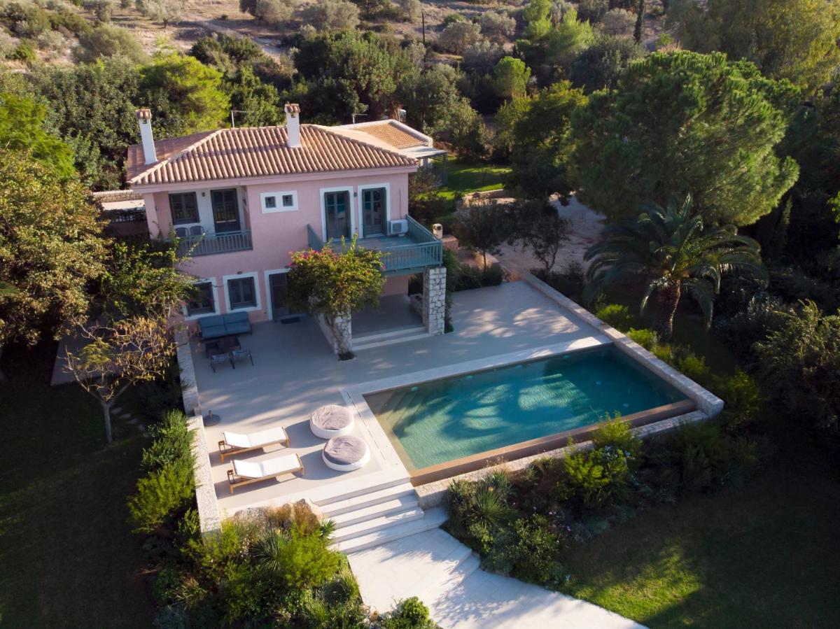 Suitetrails - Villa Iris - Luxury traditional beachfront villa with swimming pool